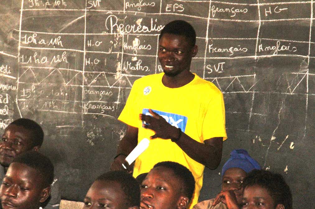 Animateur intervenant en classe au Burkina Faso