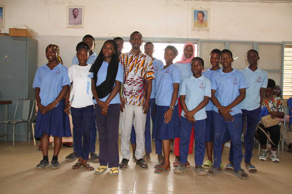 Élèves en uniforme dans un collège du Burkina Faso