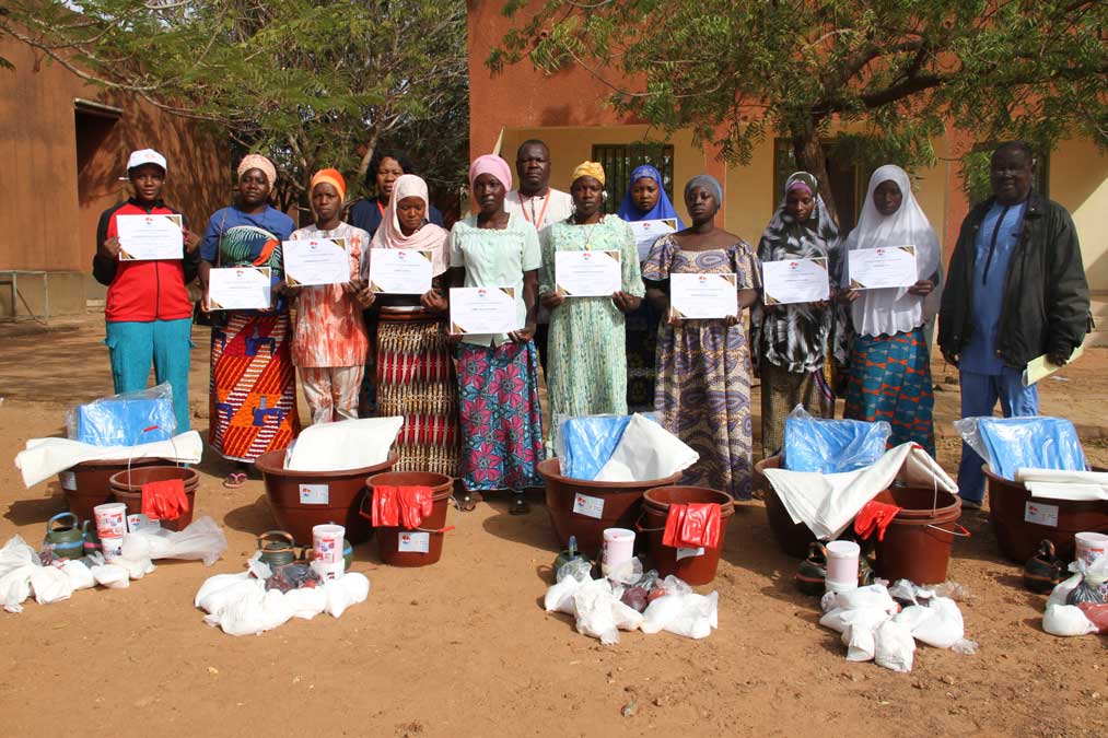 Femmes accompagnées par LYDIE recevant attestations et kits matériels