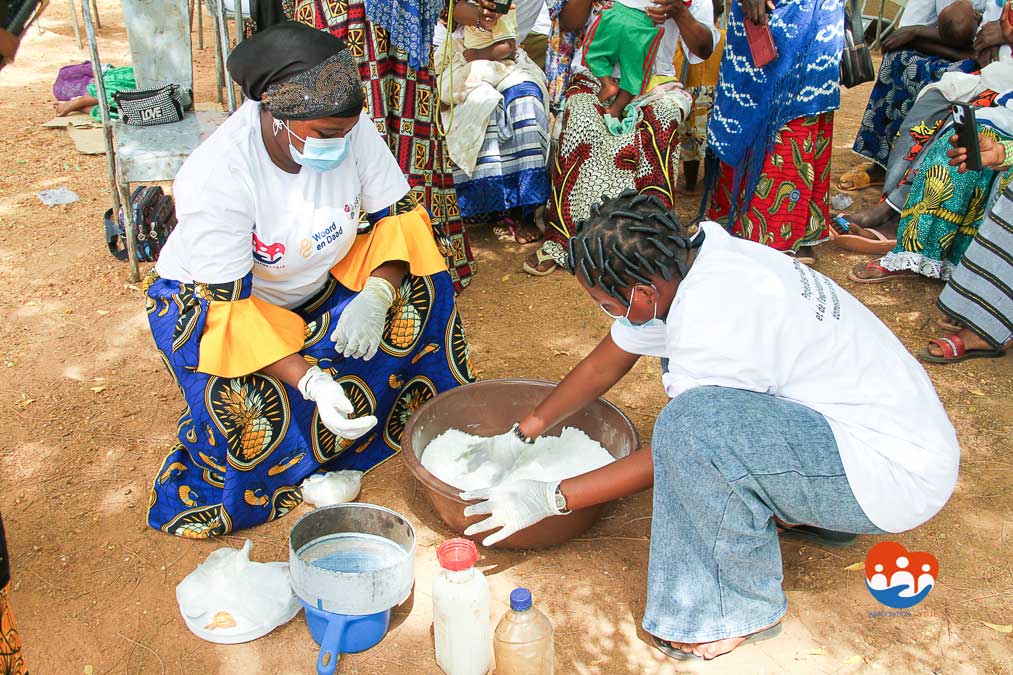 Femmes bénéficiaires du programme d'autonomisation en train de fabriquer du savon, formation pratique