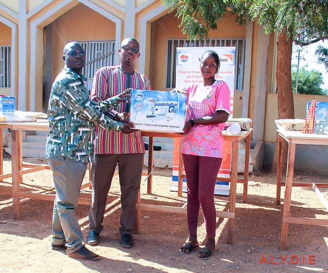 Remise officielle d'une machine à coudre à une jeune bénéficiaire pour son installation professionnelle