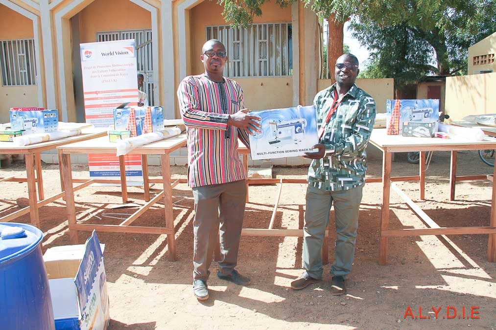 Remise officielle d'une machine à coudre à un jeune en parcours de réinsertion socio-professionnelle, partenariat World Vision