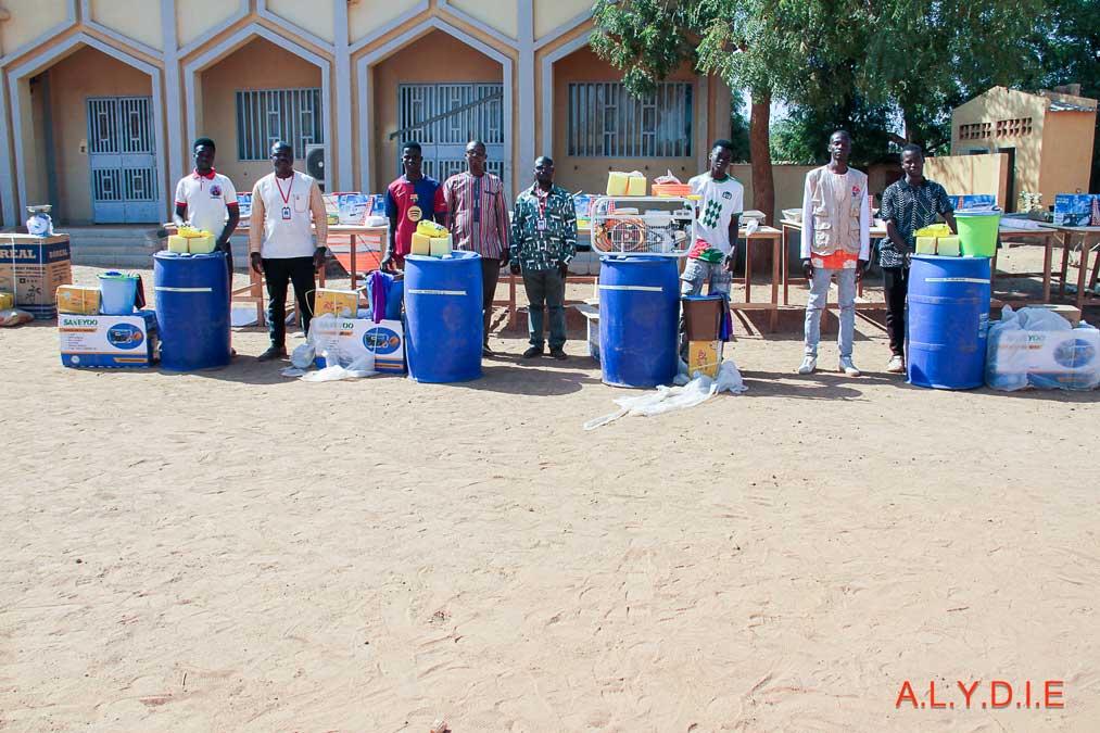 Remise de kits d'installation aux jeunes