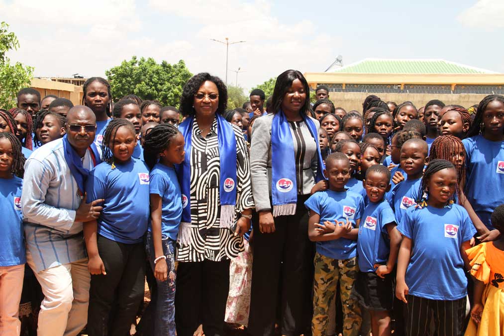 Dr Hortense KARAMBIRI et son équipe entourées d'enfants bénéficiaires en t-shirts LYDIE bleus, Ouagadougou